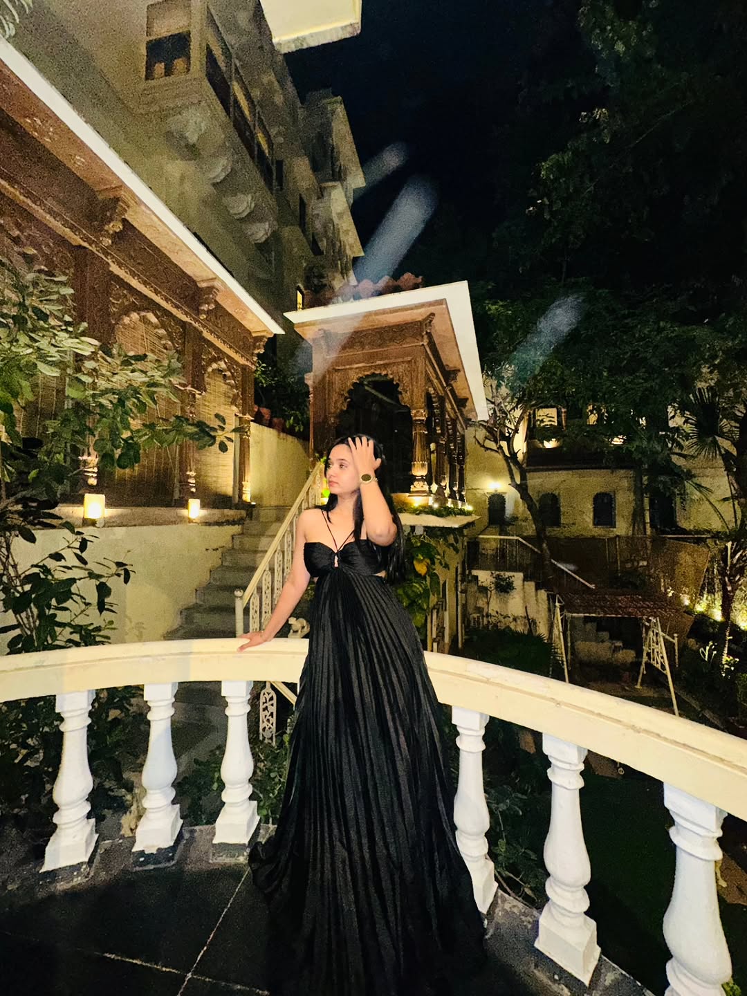 Hay Luxe Pleated Flowy Maxi Dress In Black